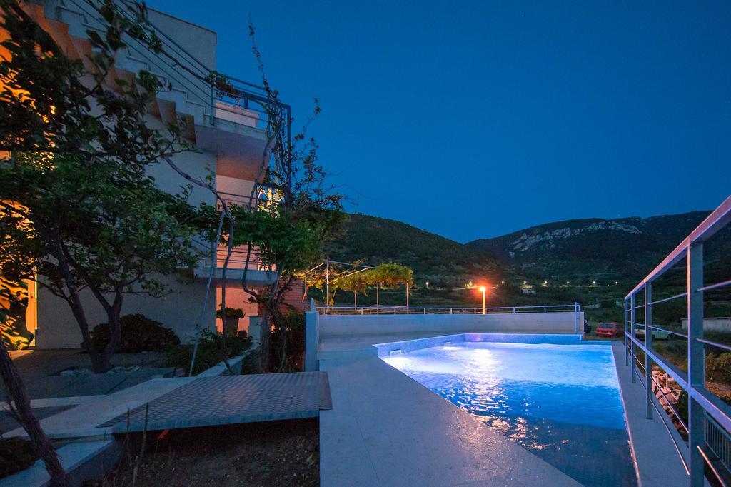 Apartments Zambarlin 코미자 외부 사진